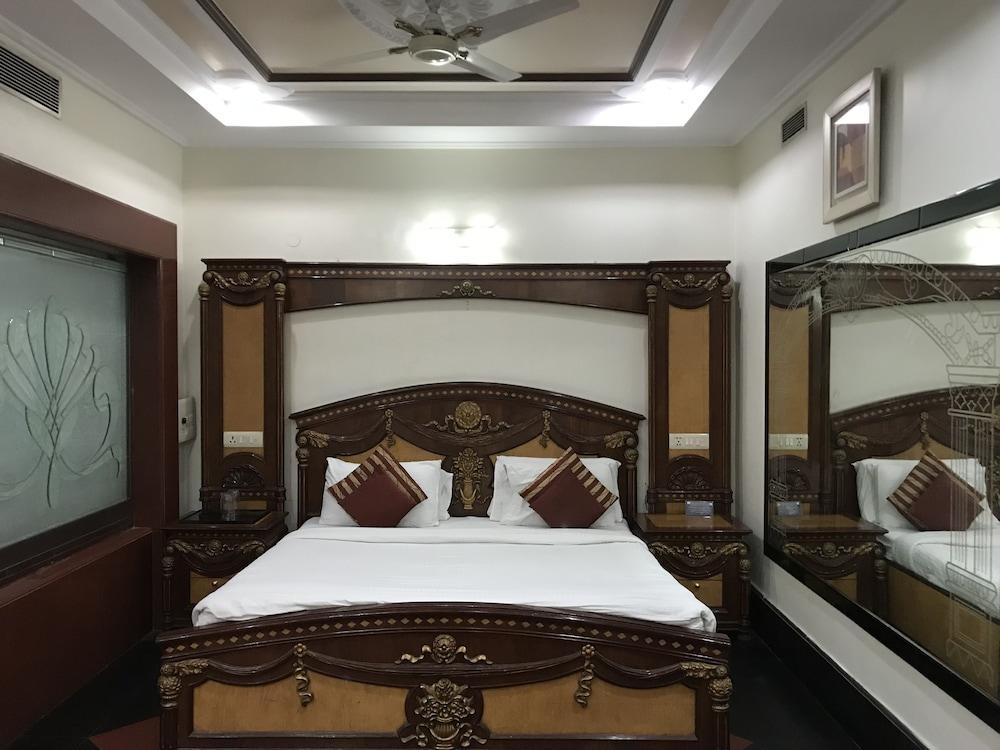 Delite Sarovar Portico Faridabad Exterior photo