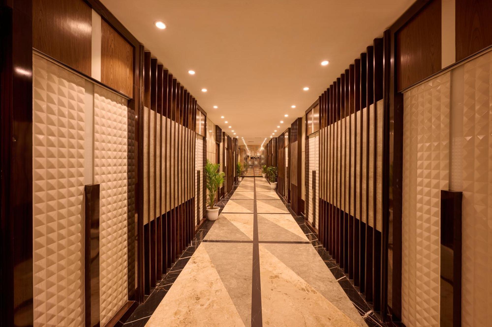 Delite Sarovar Portico Faridabad Exterior photo